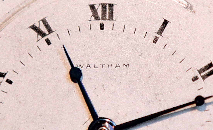 Антикварные автомобильные часы "Waltham" из США