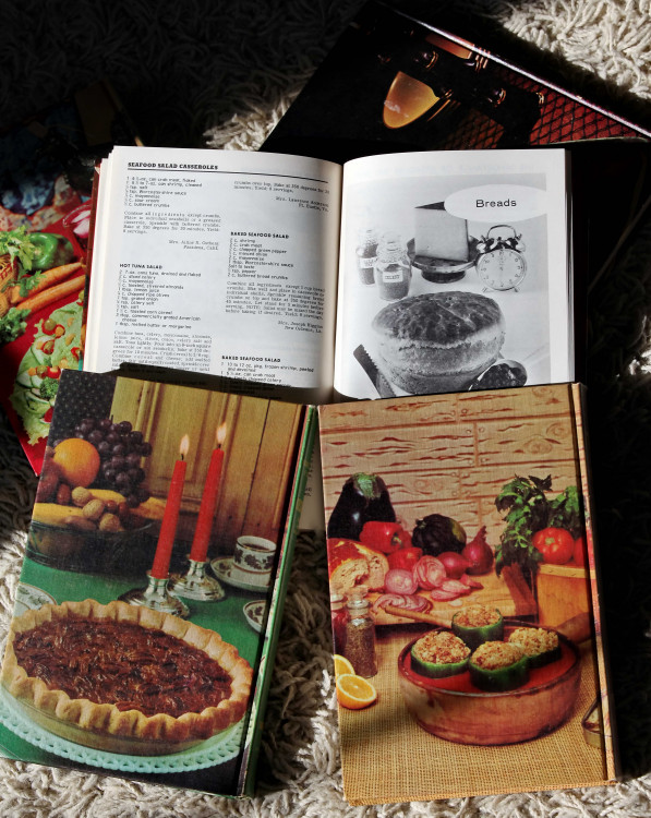 Винтажная поваренная книга "Любимые Рецепты Америки"  выпуска 1966 года в пяти томах станет оригинальным подарком на юбилей, 8 марта или день рождения, этот подарок понравится ресторатору повару женщине или мужчине который любит готовить. Только в MIXX Ma