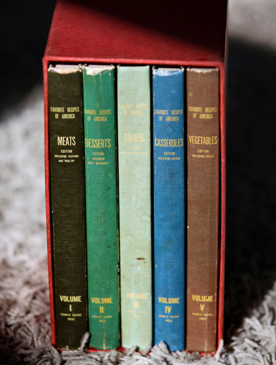 Подарок ресторатору повару женщине руководителю - винтажная поваренная книга "Любимые Рецепты Америки" в пяти томах выпуск 1966 года. Покупайте в МИКС Молл с курьерской доставкой по России