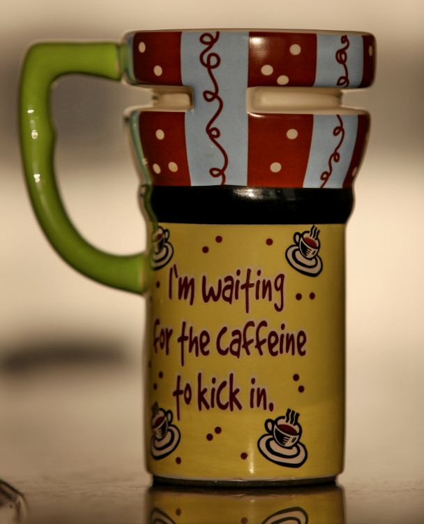 Коллекционная чашка «I'm waiting for the caffeine» Эта яркая и необычная чашка подойдёт любителю кофе. Подарок, который не будет пылиться на полке, но даже там он способен украсить интерьер кабинета или офиса.